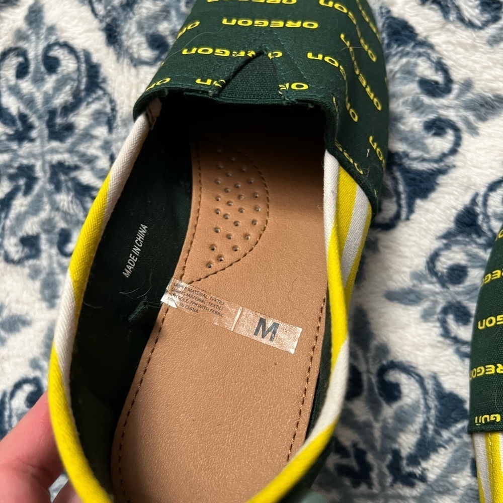 Oregon Ducks SZ M Women’s Shoes 7/8 Slip on Canvas Yellow Green Tom’s look alike - Picture 6 of 11